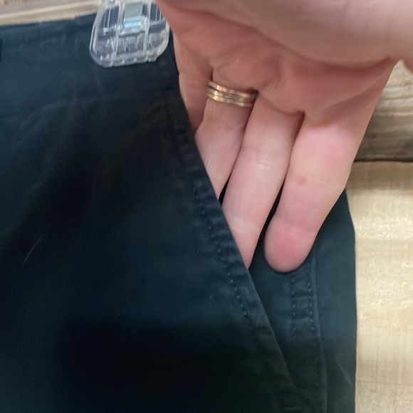 GAP size 8 Black Mid-rise Stretchy 4.5” Inseam Chino Shorts with Pockets - Picture 4 of 9